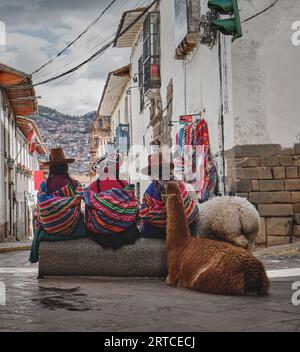 Donne non identificate per la strada di Cusco, in Perù. Foto Stock