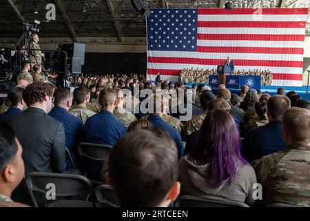 Anchorage, Stati Uniti d'America. 11 settembre 2023. Anchorage, Stati Uniti d'America. 11 settembre 2023. Il presidente degli Stati Uniti Joe Biden fa osservazioni per commemorare il 22° anniversario degli attacchi terroristici del 9/11 durante una cerimonia di commemorazione alla base congiunta Elmendorf-Richardson, 11 settembre 2023 ad Anchorage, Alaska. Credito: Justin Connaher/U.S. Air Force Photo/Alamy Live News Foto Stock