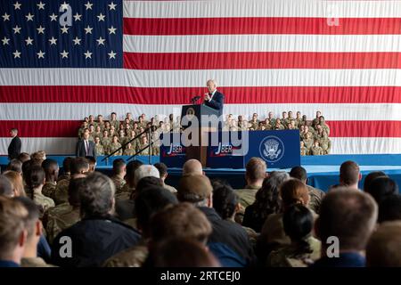 Anchorage, Stati Uniti d'America. 11 settembre 2023. Anchorage, Stati Uniti d'America. 11 settembre 2023. Il presidente degli Stati Uniti Joe Biden fa osservazioni per commemorare il 22° anniversario degli attacchi terroristici del 9/11 durante una cerimonia di commemorazione alla base congiunta Elmendorf-Richardson, 11 settembre 2023 ad Anchorage, Alaska. Credito: Justin Connaher/U.S. Air Force Photo/Alamy Live News Foto Stock