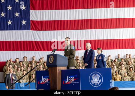 Anchorage, Stati Uniti d'America. 11 settembre 2023. Anchorage, Stati Uniti d'America. 11 settembre 2023. Il maggiore generale dell'esercito Brian Eifler, comandante generale dell'11th Airborne Division, introduce il presidente degli Stati Uniti Joe Biden, al centro, durante una commemorazione del 22 ° anniversario degli attacchi terroristici del 9/11 durante una cerimonia di commemorazione alla base congiunta Elmendorf-Richardson, 11 settembre 2023 ad Anchorage, Alaska. Credito: SFC Ian Morales/U.S. Army/Alamy Live News Foto Stock