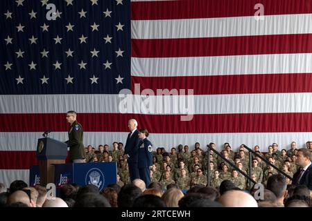 Anchorage, Stati Uniti d'America. 11 settembre 2023. Anchorage, Stati Uniti d'America. 11 settembre 2023. Brian Eifler, comandante generale dell'11th Airborne Division, presenta il presidente degli Stati Uniti Joe Biden, al centro, durante una commemorazione del 22° anniversario degli attacchi terroristici del 9/11 durante una cerimonia di commemorazione presso la Joint base Elmendorf-Richardson, l'11 settembre 2023 ad Anchorage, Alaska. Credito: Sheila Devera/U.S. Air Force/Alamy Live News Foto Stock