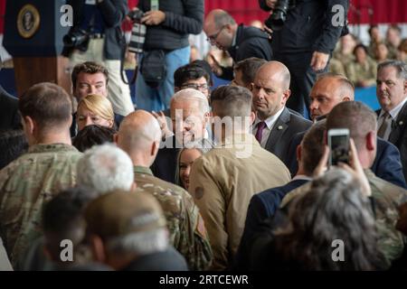 Anchorage, Stati Uniti d'America. 11 settembre 2023. Anchorage, Stati Uniti d'America. 11 settembre 2023. Il presidente degli Stati Uniti Joe Biden, il centro, saluta soldati e avieri durante una commemorazione in occasione del 22° anniversario degli attacchi terroristici del 9/11 durante una cerimonia di commemorazione presso la base congiunta Elmendorf-Richardson, 11 settembre 2023 ad Anchorage, Alaska. Credito: Justin Connaher/U.S. Air Force Photo/Alamy Live News Foto Stock