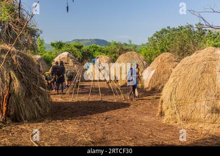 OMO VALLEY, ETIOPIA - 6 FEBBRAIO 2020: Villaggio della tribù Mursi, Etiopia Foto Stock