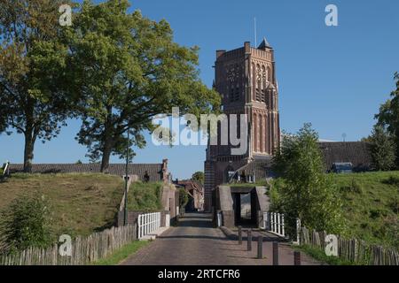 Woudrichem, Paesi Bassi. St Chiesa di Martinus nella vecchia città fortificata storica vista dal villaggio, tipico paesaggio olandese nel Brabante settentrionale, t Foto Stock