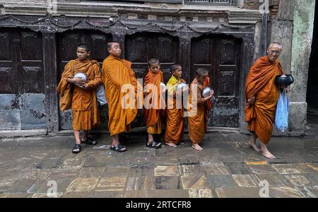 Kathmandu, Bagmati, Nepal. 12 settembre 2023. I monaci buddisti partecipano al festival Pancha Dan a Kathmandu, Nepal, 12 settembre 2023. Pancha Dan, la festa dei cinque doni estivi, è osservata dai buddisti donando cinque elementi tra cui cereali di grano, cereali di riso, sale, denaro e frutta. (Immagine di credito: © Sunil Sharma/ZUMA Press Wire) SOLO USO EDITORIALE! Non per USO commerciale! Crediti: ZUMA Press, Inc./Alamy Live News Foto Stock