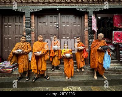 Kathmandu, Bagmati, Nepal. 12 settembre 2023. I monaci buddisti partecipano al festival Pancha Dan a Kathmandu, Nepal, 12 settembre 2023. Pancha Dan, la festa dei cinque doni estivi, è osservata dai buddisti donando cinque elementi tra cui cereali di grano, cereali di riso, sale, denaro e frutta. (Immagine di credito: © Sunil Sharma/ZUMA Press Wire) SOLO USO EDITORIALE! Non per USO commerciale! Crediti: ZUMA Press, Inc./Alamy Live News Foto Stock