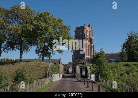 Woudrichem, Paesi Bassi. St Chiesa di Martinus nella vecchia città fortificata storica vista dal villaggio, tipico paesaggio olandese nel Brabante settentrionale, t Foto Stock