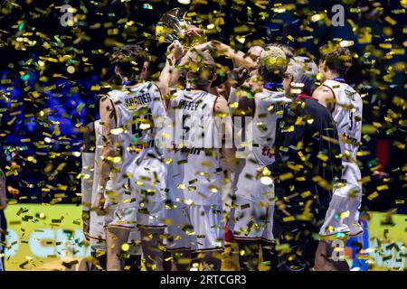 Manila, Filippine. 10 settembre 2023. La Germania festeggia la vittoria della finale della Coppa del mondo di pallacanestro FIBA 2023 tra Serbia e Germania al Mall of Asia Arena-Manila. Punteggio finale: Germania 83:77 Serbia. Credito: SOPA Images Limited/Alamy Live News Foto Stock