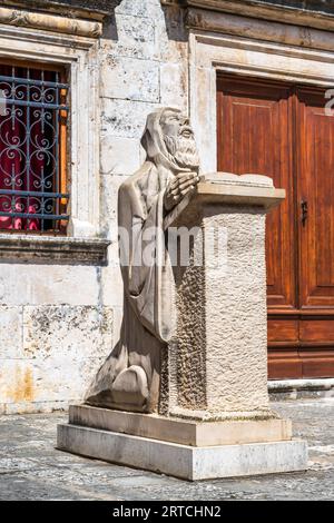 Statua di San Antonio fuori dal Convento Benedettino e dalla Chiesa di San Anthony nella città di Hvar (Grad Hvar) sull'isola di Hvar, sulla costa dalmata della Croazia Foto Stock