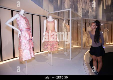 EMBARGO fino a 1 minuto dopo LA MEZZANOTTE del 12 SETTEMBRE Londra, Regno Unito. 12 settembre 2023. Una nuova mostra, 'Gabrielle Chanel: Fashion Manifesto', apre al V&A, evidenziando i suoi legami con clienti britannici, tra cui la Regina Elisabetta II Lo spettacolo include abiti, profumi, borse e gioielli dagli archivi di Chanel e da altre fonti internazionali. Crediti: Anna Watson/Alamy Live News Foto Stock