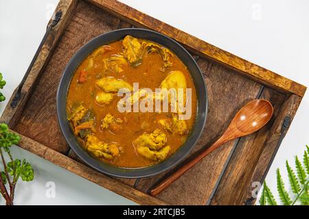 Pollo al curry o masala o pollo rustico in stile kuzhambu Tamilnadu , curry di pollo con olio di cocco fritto in modo tradizionale e decorato. Foto Stock