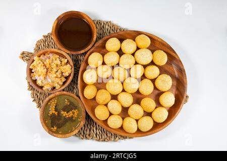 Desi Indian Street Food chiamato Golgappe o Pani Puri. Famoso spuntino indiano. Pani puri, uno Street food indiano popolare a Calcutta, Mumbai, Delhi Foto Stock