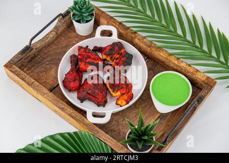 Pollo Tandoori, piatto originario del subcontinente indiano. Pollo piccante Tandoori Arabo, cucina Araba, pollo alla griglia, piatto di pollo al carbone. Foto Stock