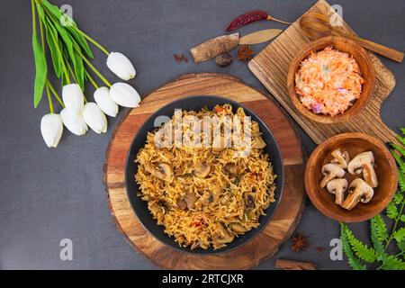 Gustosi funghi o riso Mashroom o Pulav o Pilaf o Pulao o Biryani serviti in ciotola o piatto. Delizioso riso fritto ai funghi con sfondo isolato. Foto Stock