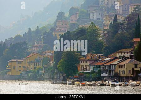 Il paese di Laglio sulla costa occidentale del Lago di Como, Lombardia, Italia Foto Stock