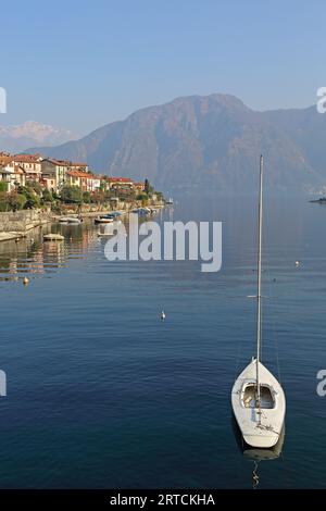 Il paese di Ossuccio, situato sulla sponda occidentale del Lago di Como, Lombardia, Italia Foto Stock