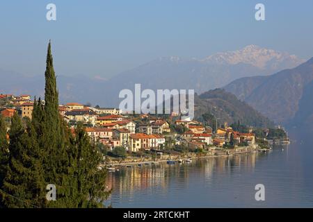 Il paese di Ossuccio, situato sulla sponda occidentale del Lago di Como, Lombardia, Italia Foto Stock