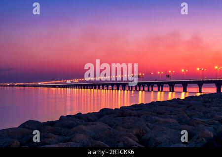 Kuwait Sheikh Jaber al-Ahmad al-Sabah Causeway durante la sera dopo il tramonto. Ponte sul mare del Kuwait di sera. Foto Stock