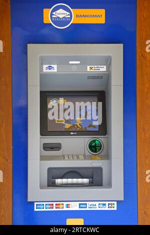 Rovigno, Croazia - 16 ottobre 2014: Euronet ATM Raiffeisen Bank Automated Teller Machine Build in Wall. Foto Stock