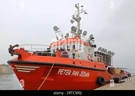 Rovigno, Croazia - 16 ottobre 2014: Nave da pesca Peter Pan una nave ormeggiata al molo del Mare Adriatico. Foto Stock