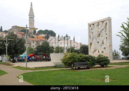 Rovigno, Croazia - 16 ottobre 2014: Monumento commemorativo alla guerra per i soldati caduti e le vittime del terrore fascista nel parco cittadino. Foto Stock