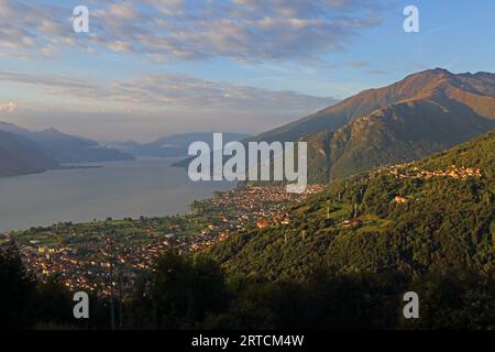 Vista dal Peglio su Gravedona ed Uniti e sul Lago di Como, Lombardia, Italia Foto Stock