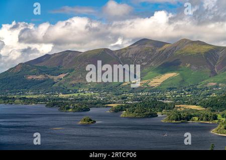 Vista di Derwent Water nel Lake District, Inghilterra, Regno Unito, Europa Foto Stock