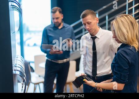 La coppia caucasica sceglie il colore di un'auto nuova in una concessionaria. Foto Stock