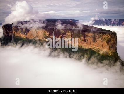 Vista aerea nebbia del Monte Roraima, del Parco Nazionale di Canaima, dello Stato di Bolivar, del Venezuela Foto Stock