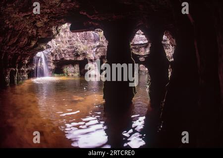 Caverna con acqua sulla cima del Monte Roraima, Parco Nazionale di Canaima, Stato di Bolivar, Venezuela Foto Stock