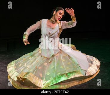 La ballerina indiana LOK Chhanda esegue una danza vorticosa al Festival Fringe di Edimburgo, Scozia, Regno Unito Foto Stock