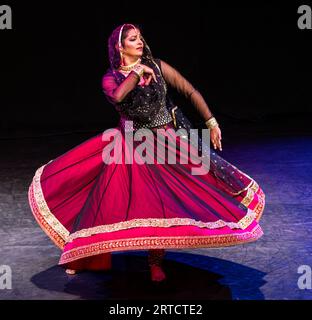 La ballerina indiana LOK Chhanda esegue una danza vorticosa al Festival Fringe di Edimburgo, Scozia, Regno Unito Foto Stock