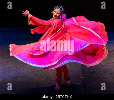 La ballerina indiana LOK Chhanda esegue una danza vorticosa al Festival Fringe di Edimburgo, Scozia, Regno Unito Foto Stock