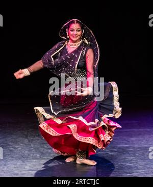 La ballerina indiana LOK Chhanda esegue una danza vorticosa al Festival Fringe di Edimburgo, Scozia, Regno Unito Foto Stock