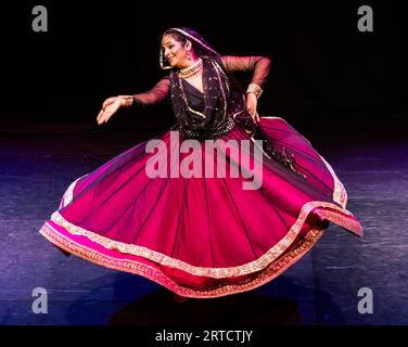 La ballerina indiana LOK Chhanda esegue una danza vorticosa al Festival Fringe di Edimburgo, Scozia, Regno Unito Foto Stock