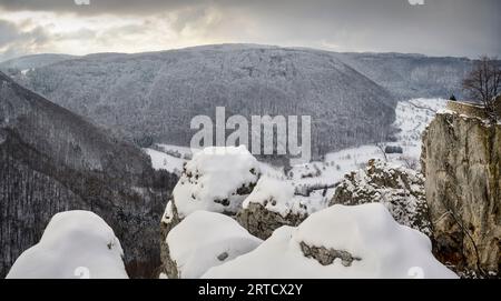 Coppia amorevole che si gode la vista delle rovine del castello di Reußenstein, Felsenburg sopra Neidlingen, Esslingen e il distretto di Göppingen, Giura Svevo, Baden-Wuertt Foto Stock