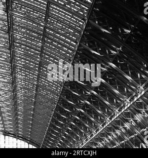 Il tetto ad arco Single Span della stazione ferroviaria di Saint Pancras in ferro battuto e glassa, Londra Inghilterra Regno Unito Foto Stock