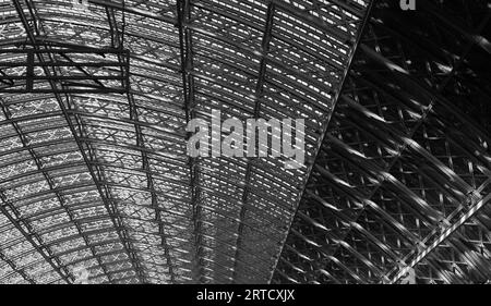 Il tetto ad arco Single Span della stazione ferroviaria di Saint Pancras in ferro battuto e glassa, Londra Inghilterra Regno Unito Foto Stock