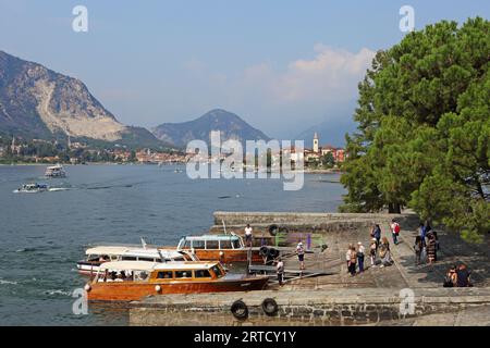 Vista sull'Isola superiore (Isola dei pescatori), in primo piano sulla banchina da Isola bella, Lago maggiore, Piemonte, Italia Foto Stock