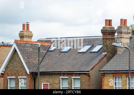 Finestre in stile loft velux su una tipica casa britannica Foto Stock