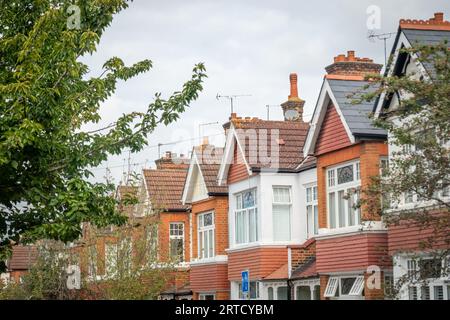 Strada di tipiche case residenziali inglesi con terrazza nel sud-ovest di Londra Foto Stock