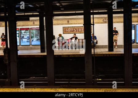 Scena tipica della metropolitana di New york City, passeggeri in attesa del treno. Foto Stock