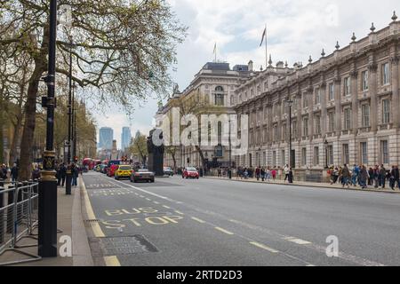 Londra, Regno Unito, 2023. Su Whitehall, l'Ufficio del Gabinetto e Downing Street, con il Monumento alle donne della seconda guerra mondiale (di John W. Mills) sullo sfondo Foto Stock