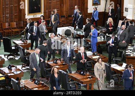 Austin, Texas, Stati Uniti. 12 settembre 2023. I senatori del Texas, agendo come giurati, sfilano nella camera del Senato durante la mattina del sesto giorno nel processo per impeachment del procuratore generale del Texas Ken Paxton al Senato del Texas il 12 settembre 2023. (Immagine di credito: © Bob Daemmrich/ZUMA Press Wire) SOLO USO EDITORIALE! Non per USO commerciale! Foto Stock