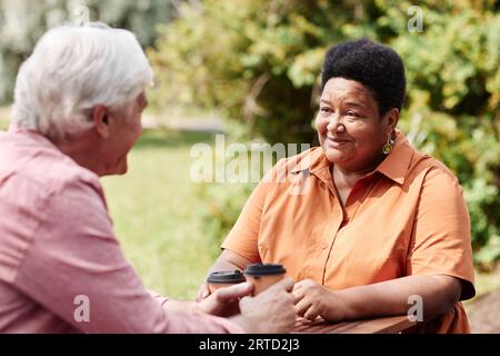 Ritratto di una felice coppia anziana che si gode un appuntamento romantico insieme al caffè all'aperto Foto Stock