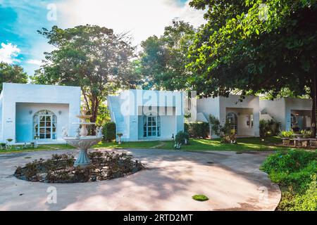 KANCHANABURI-THAILANDIA, GIUGNO 30,2023: Splendida vista esterna del moderno resort in stile loft o decorazione di un intimo Lodge in stile moderno al Villa la FL Foto Stock