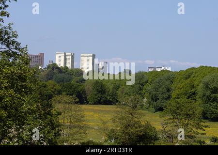 Gli appartamenti di Preston si affacciano da un vecchio tram che porta dal Bamber Bridge al fiume Ribble a Preston Lancashire Inghilterra Foto Stock