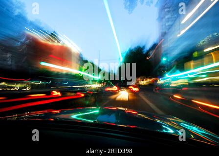 Guida notturna in macchina, astratto, asfalto, auto, automobile, sfocatura, sfocato, auto, città, paesaggio urbano, curva, scuro, cruscotto, centro, drive, Foto Stock