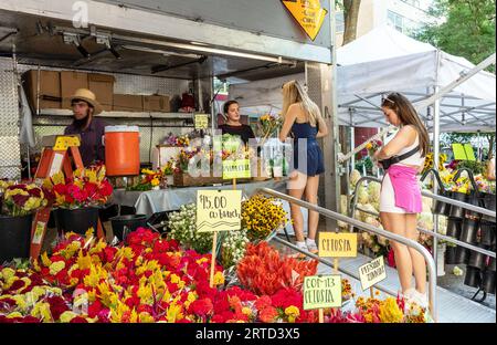 Gente Amish che vende fiori a Rittenhouse Square Philadelphia, New Jersey, USA Foto Stock