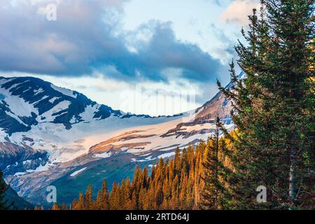 Jackson Glacier, visto dalla strada del sole nel Glacier National Park nel Montana. Questo è uno dei pochi ghiacciai rimasti nel parco. Foto Stock